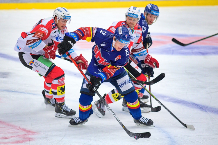 FOTOGALERIE: Konec úspěšné série. Budvar aréna po čtyřech zápasech padla, vyloupily ji Pardubice