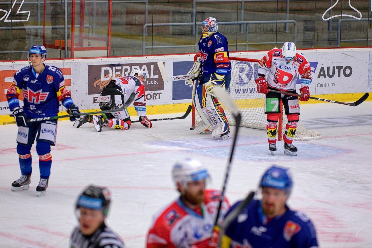 FOTOGALERIE: Konec úspěšné série. Budvar aréna po čtyřech zápasech padla, vyloupily ji Pardubice