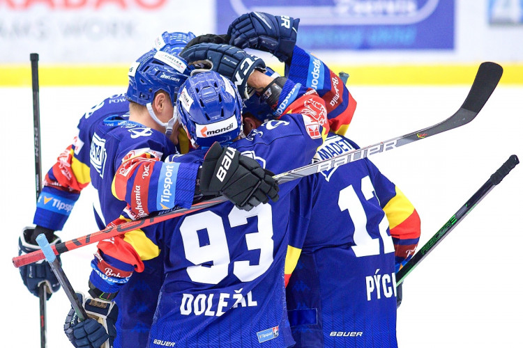 FOTOGALERIE: Konec úspěšné série. Budvar aréna po čtyřech zápasech padla, vyloupily ji Pardubice
