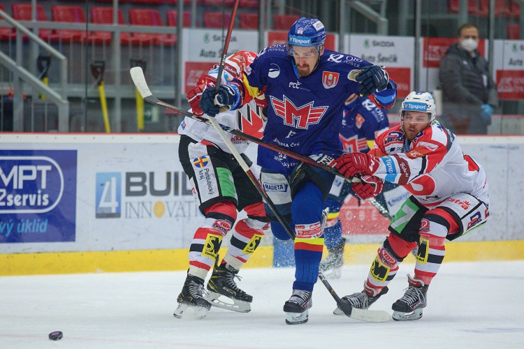 FOTOGALERIE: Konec úspěšné série. Budvar aréna po čtyřech zápasech padla, vyloupily ji Pardubice