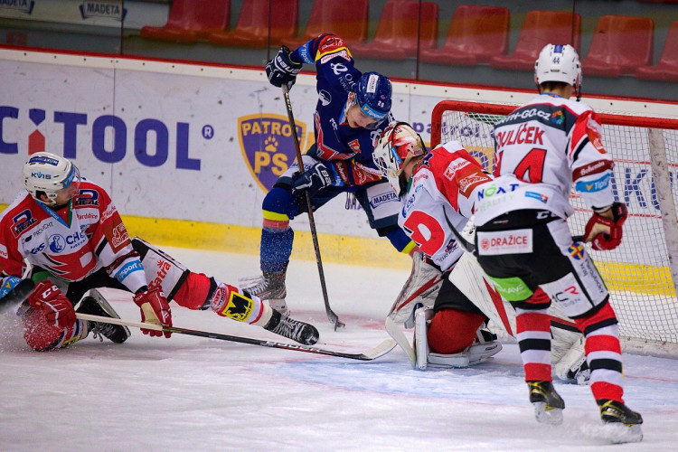 FOTOGALERIE: Konec úspěšné série. Budvar aréna po čtyřech zápasech padla, vyloupily ji Pardubice