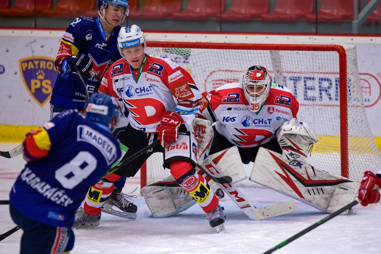 FOTOGALERIE: Konec úspěšné série. Budvar aréna po čtyřech zápasech padla, vyloupily ji Pardubice
