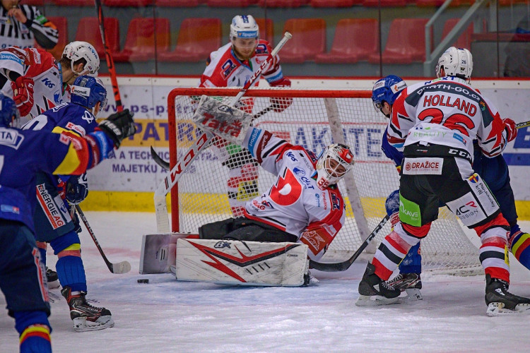 FOTOGALERIE: Konec úspěšné série. Budvar aréna po čtyřech zápasech padla, vyloupily ji Pardubice