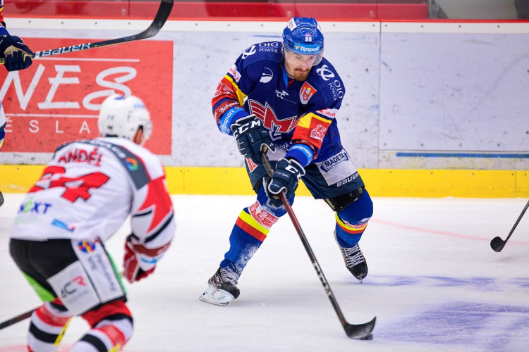 FOTOGALERIE: Konec úspěšné série. Budvar aréna po čtyřech zápasech padla, vyloupily ji Pardubice