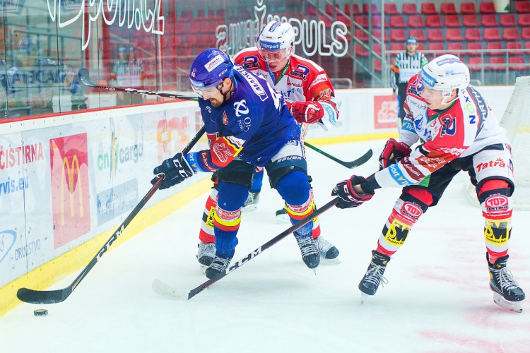 FOTOGALERIE: Konec úspěšné série. Budvar aréna po čtyřech zápasech padla, vyloupily ji Pardubice