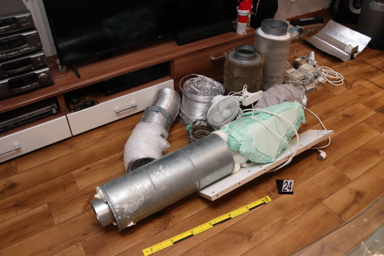 FOTO/ VIDEO: Rok a půl sledovala policie drogové dealery ve Vimperku. Minulý týden je zadrželi