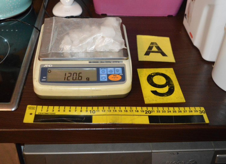 FOTO/ VIDEO: Rok a půl sledovala policie drogové dealery ve Vimperku. Minulý týden je zadrželi