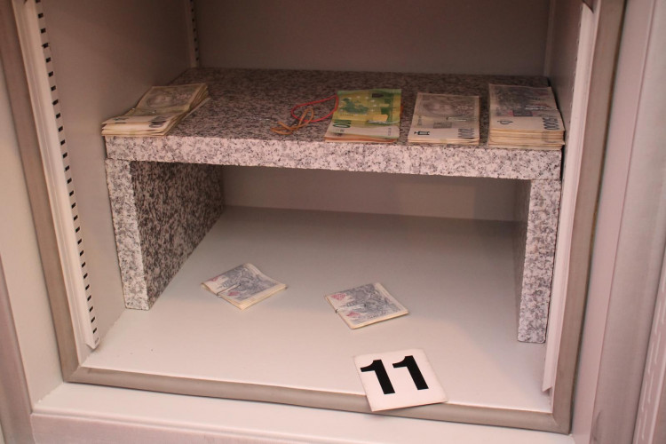 FOTO/ VIDEO: Rok a půl sledovala policie drogové dealery ve Vimperku. Minulý týden je zadrželi