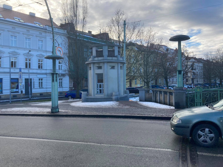 GALERIE: Rekonstrukce kiosků na Pražském mostě v Hradci Králové