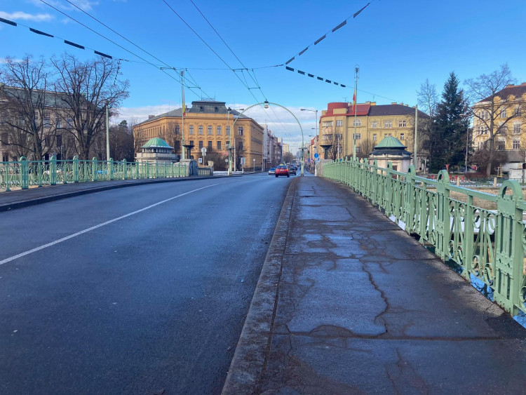 GALERIE: Rekonstrukce kiosků na Pražském mostě v Hradci Králové