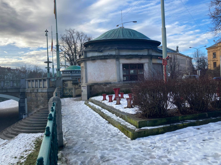 GALERIE: Rekonstrukce kiosků na Pražském mostě v Hradci Králové