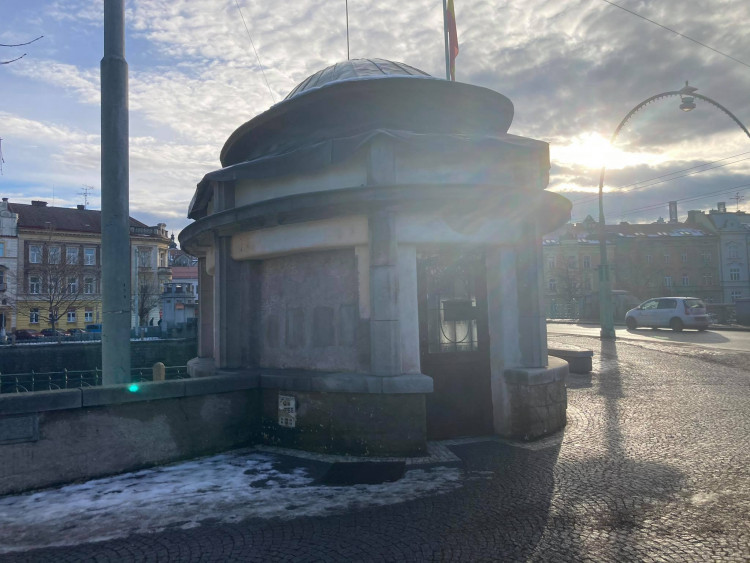 GALERIE: Rekonstrukce kiosků na Pražském mostě v Hradci Králové