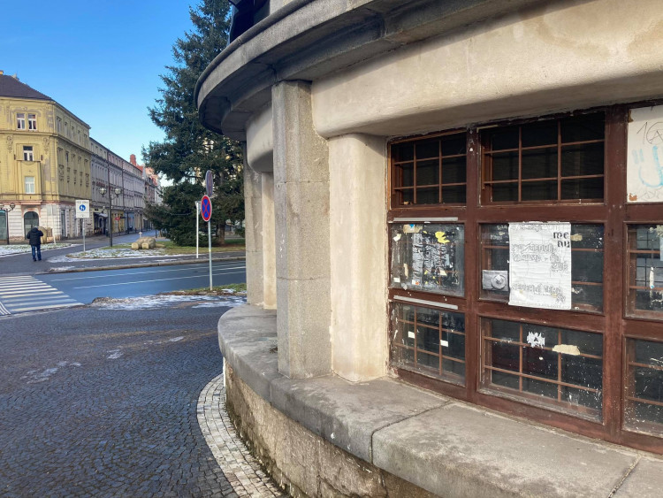 GALERIE: Rekonstrukce kiosků na Pražském mostě v Hradci Králové