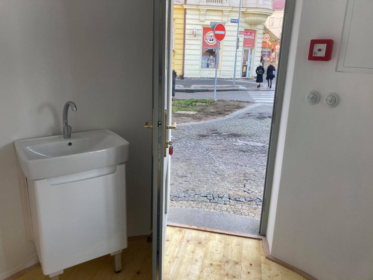 GALERIE: Rekonstrukce kiosků na Pražském mostě v Hradci Králové