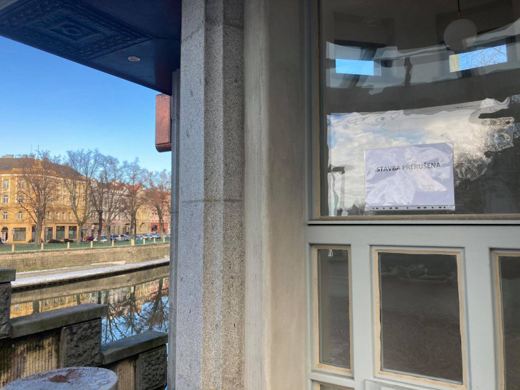 GALERIE: Rekonstrukce kiosků na Pražském mostě v Hradci Králové