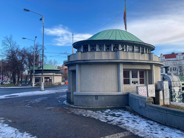 GALERIE: Rekonstrukce kiosků na Pražském mostě v Hradci Králové