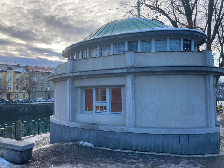 GALERIE: Rekonstrukce kiosků na Pražském mostě v Hradci Králové