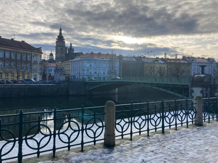 GALERIE: Rekonstrukce kiosků na Pražském mostě v Hradci Králové