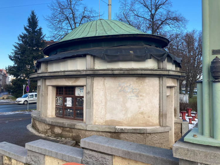 GALERIE: Rekonstrukce kiosků na Pražském mostě v Hradci Králové