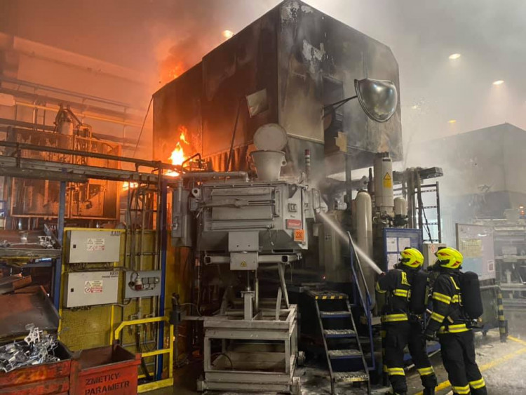Požár stroje ve výrobní hale v Hrádku