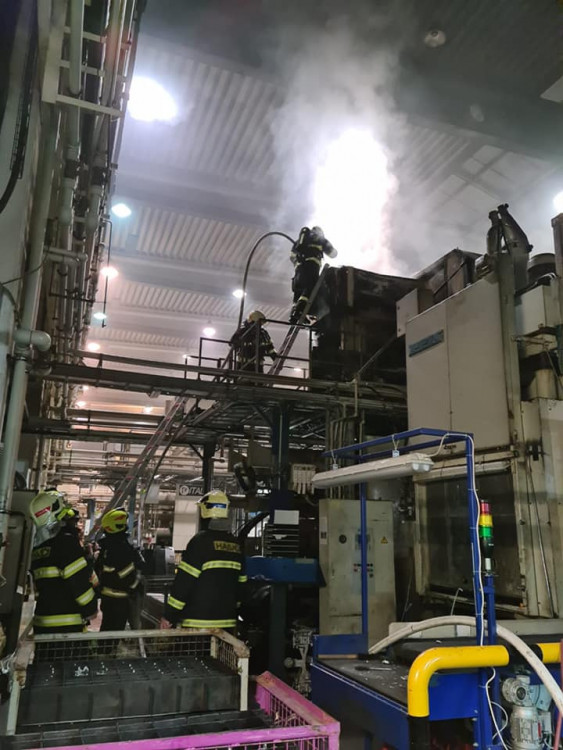 Požár stroje ve výrobní hale v Hrádku