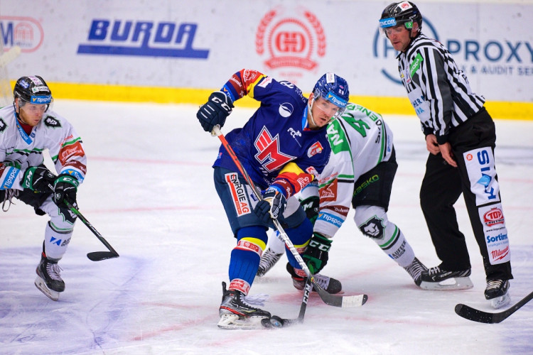 FOTOGALERIE: Šílená první třetina. Motor nezvládl úvod zápasu, od Mladé Boleslavi dostal šest branek