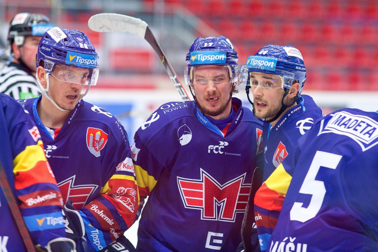 FOTOGALERIE: Šílená první třetina. Motor nezvládl úvod zápasu, od Mladé Boleslavi dostal šest branek