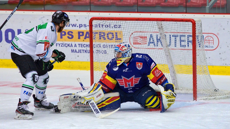 FOTOGALERIE: Šílená první třetina. Motor nezvládl úvod zápasu, od Mladé Boleslavi dostal šest branek
