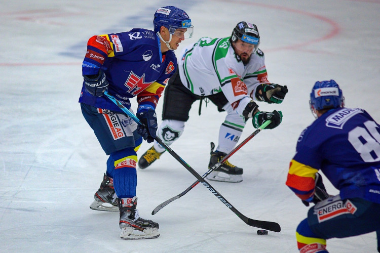 FOTOGALERIE: Šílená první třetina. Motor nezvládl úvod zápasu, od Mladé Boleslavi dostal šest branek