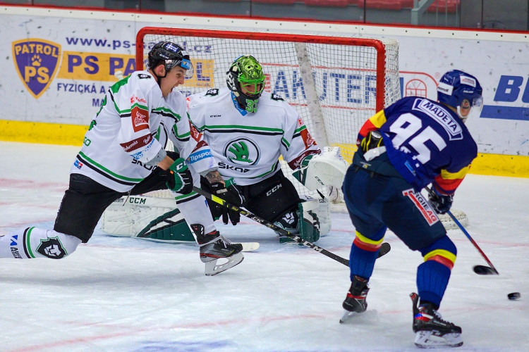 FOTOGALERIE: Šílená první třetina. Motor nezvládl úvod zápasu, od Mladé Boleslavi dostal šest branek