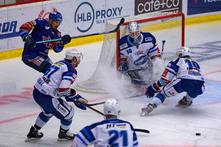 FOTOGALERIE: Znovu a znovu. Motor pokračuje ve výsledkové mizérii, doma nestačil ani na Kometu