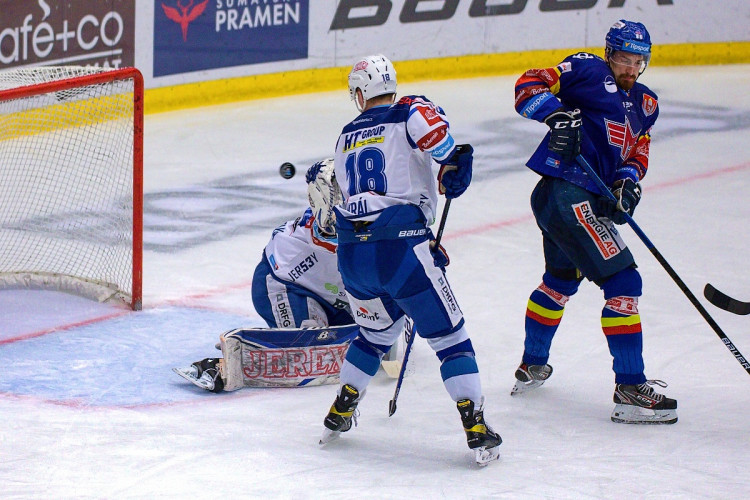 FOTOGALERIE: Znovu a znovu. Motor pokračuje ve výsledkové mizérii, doma nestačil ani na Kometu