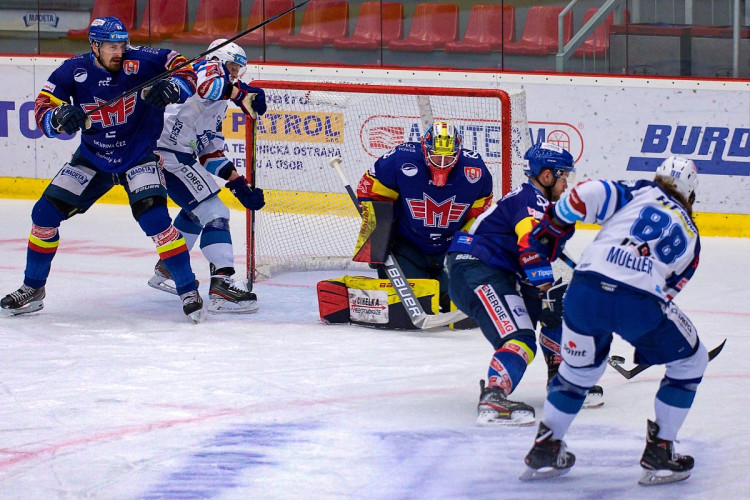 FOTOGALERIE: Znovu a znovu. Motor pokračuje ve výsledkové mizérii, doma nestačil ani na Kometu