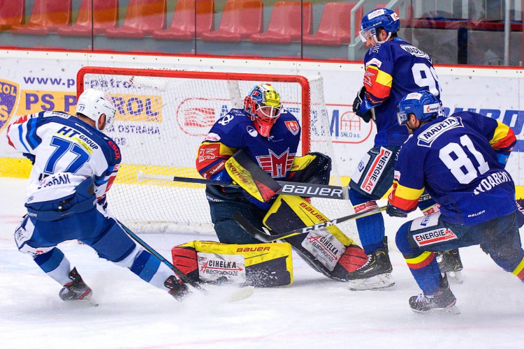 FOTOGALERIE: Znovu a znovu. Motor pokračuje ve výsledkové mizérii, doma nestačil ani na Kometu