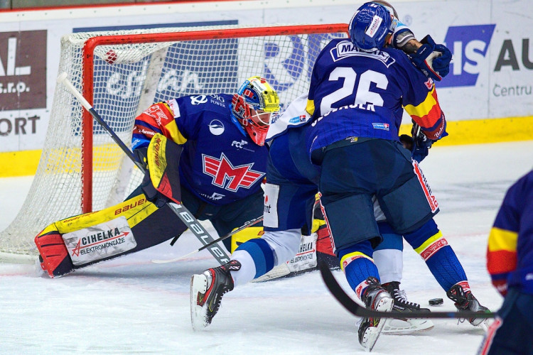 FOTOGALERIE: Znovu a znovu. Motor pokračuje ve výsledkové mizérii, doma nestačil ani na Kometu