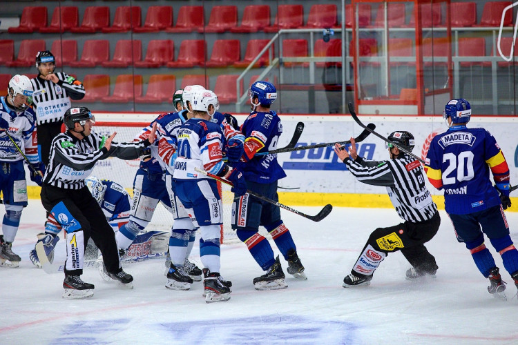 FOTOGALERIE: Znovu a znovu. Motor pokračuje ve výsledkové mizérii, doma nestačil ani na Kometu