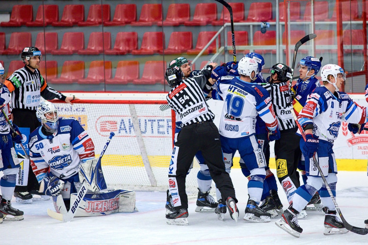 FOTOGALERIE: Znovu a znovu. Motor pokračuje ve výsledkové mizérii, doma nestačil ani na Kometu