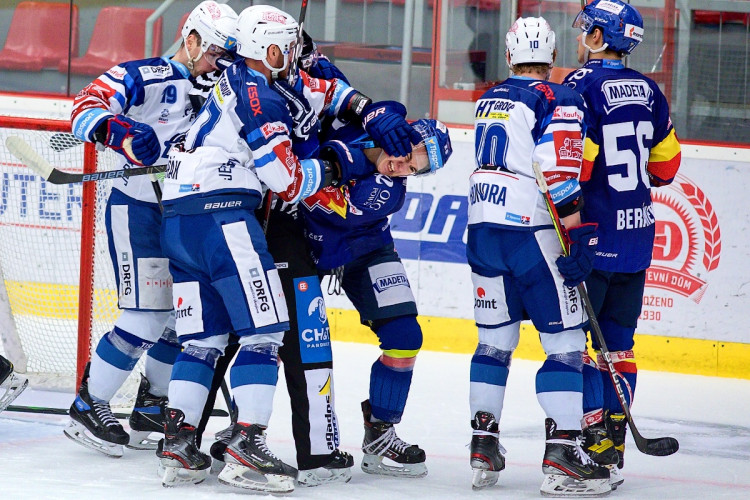 FOTOGALERIE: Znovu a znovu. Motor pokračuje ve výsledkové mizérii, doma nestačil ani na Kometu