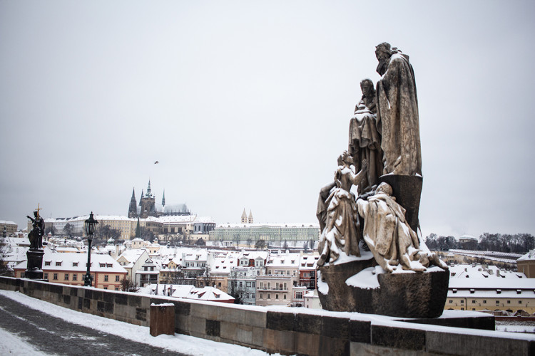 Sněhová peřina přikryla Prahu. Podívejte se na zasněžené hlavní město