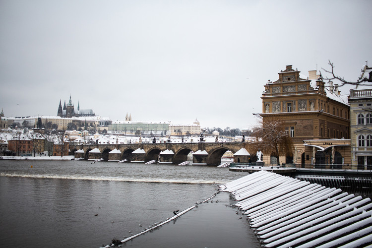Sněhová peřina přikryla Prahu. Podívejte se na zasněžené hlavní město