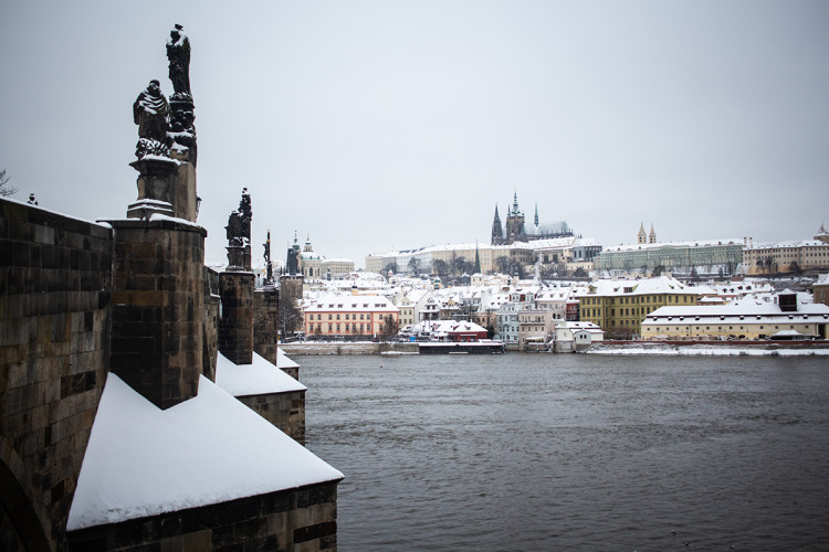Sněhová peřina přikryla Prahu. Podívejte se na zasněžené hlavní město