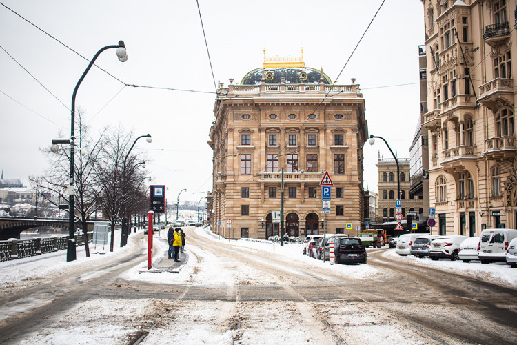 Sněhová peřina přikryla Prahu. Podívejte se na zasněžené hlavní město
