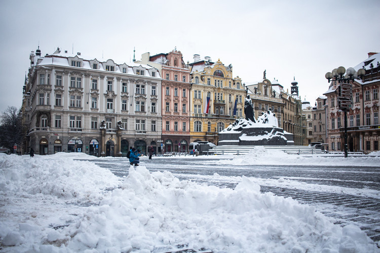 Sněhová peřina přikryla Prahu. Podívejte se na zasněžené hlavní město