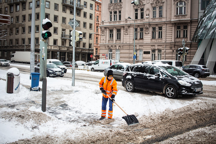 Sněhová peřina přikryla Prahu. Podívejte se na zasněžené hlavní město