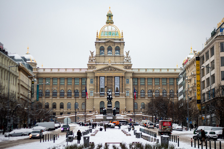 Sněhová peřina přikryla Prahu. Podívejte se na zasněžené hlavní město