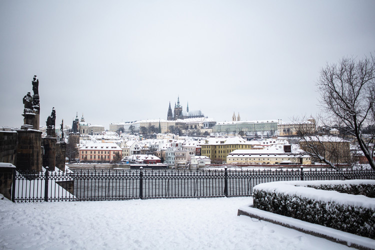 Sněhová peřina přikryla Prahu. Podívejte se na zasněžené hlavní město