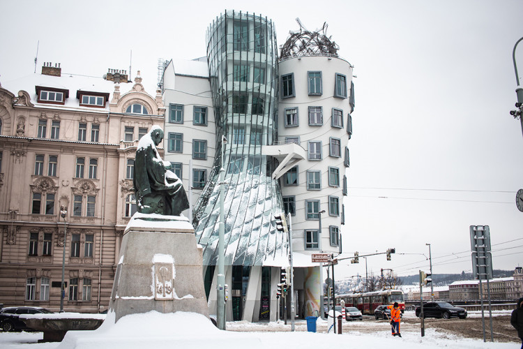 Sněhová peřina přikryla Prahu. Podívejte se na zasněžené hlavní město