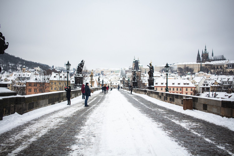 Sněhová peřina přikryla Prahu. Podívejte se na zasněžené hlavní město