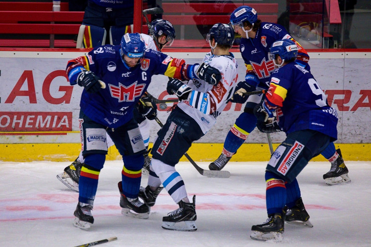 FOTOGALERIE: Výsledková krize pokračuje. Motor doma nestačil ani na Liberec, Bílí Tygři vyhráli 5:2