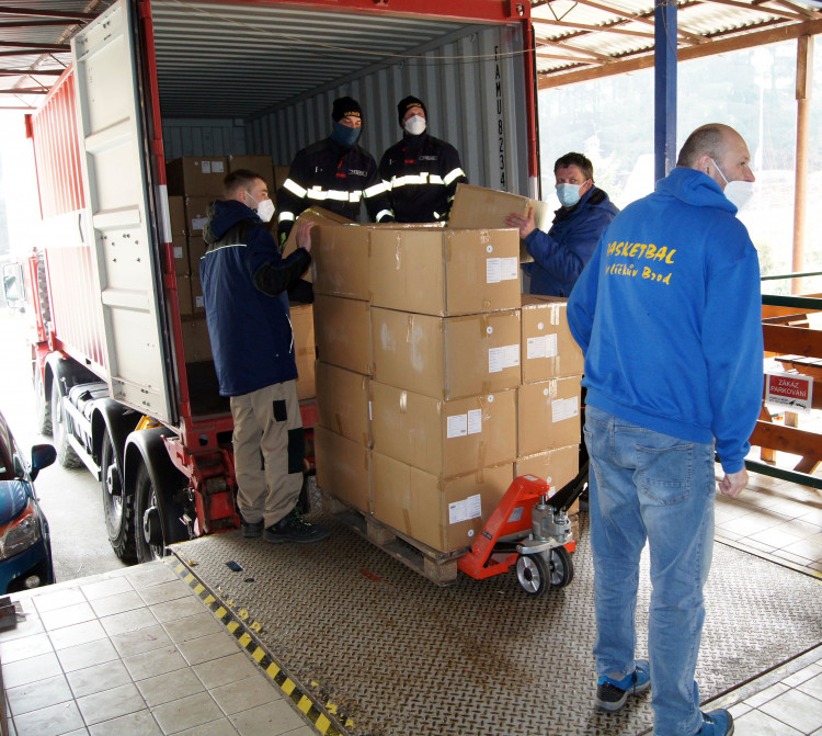 Jihlavská oblastní charita má naskladněno přes 15 tisíc roušek